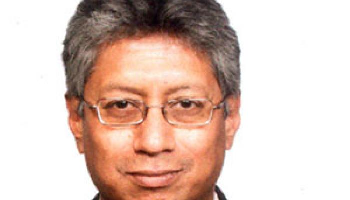 বরখাস্ত বিতর্কের জেরে সস্ত্রীক বিশ্ববিদ্যালয় চত্বর ছাড়লেন বিশ্বভারতীর উপাচার্য সুশান্ত দত্তগুপ্ত