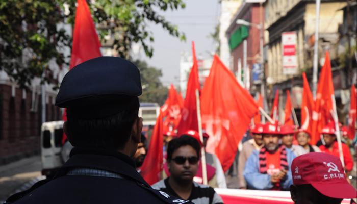 মুখ্যমন্ত্রীকে জেরা, প্রতারিতদের টাকা ফেরতের দাবিতে বামেদের সিবিআই দফতর অভিযান  