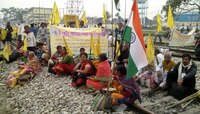 দ্বিতীয়দিনেও অনড় গ্রেটার কোচবিহার আন্দোলনকারীরা, রেল অবরোধে মৃত ১