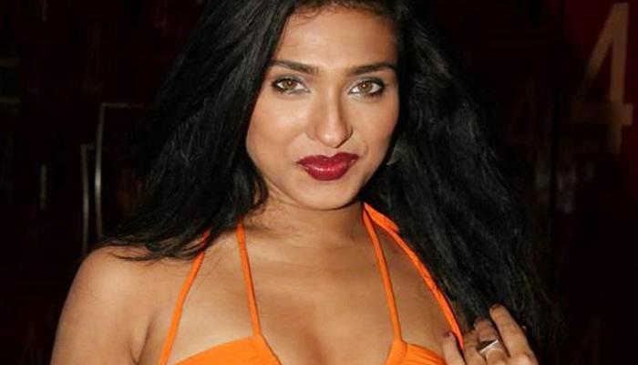 মেয়ের সঙ্গে শপিংয়ে ঋতুপর্ণা