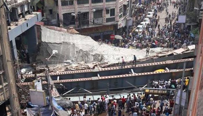 সেতুর ঝুলে থাকা অংশটিকে ভাঙাই এই মুহূর্তে সবথেকে বড় চ্যালেঞ্জ