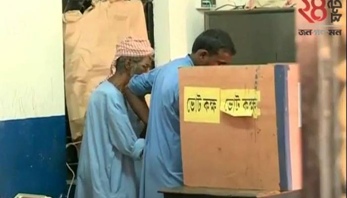 দৃষ্টিহীণ ব্যক্তিকে ভোট দিতে 'সাহায্য' করলেন তৃণমূল কর্মী