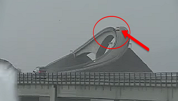 এই রাস্তায় গাড়ি চালানোর সাহস আছে?