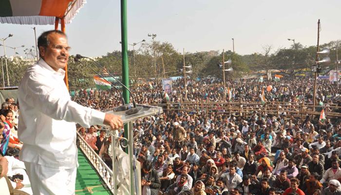  সালারে অধীর চৌধুরীর সভামঞ্চের নিচে পাওয়া সন্দেহজনক বস্তু নিয়ে দিনভর নাটক