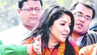 'জানি না জিতব কিনা'! বুথে তৃণমূল কর্মী ও কেন্দ্রীয় বাহিনীর আড্ডা দেখেই অগ্নিকন্যা লকেট 