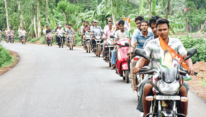 রাতে বাইক বাহিনীর দাপট, অভিযোগ, বাড়ি গিয়ে হুমকি দিচ্ছে তৃণমূলের নেতারা