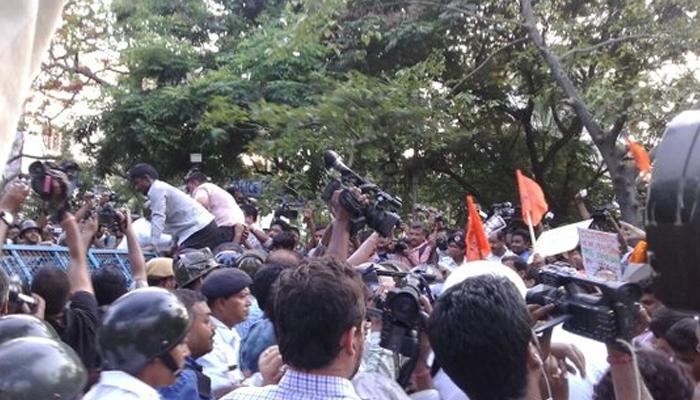 পাল্টা মিছিলে ব্যারিকেড টপকে এগোনোর চেষ্টা ABVP সমর্থকদের, ধাক্কাধাক্কিতে আহত RSS নেতা