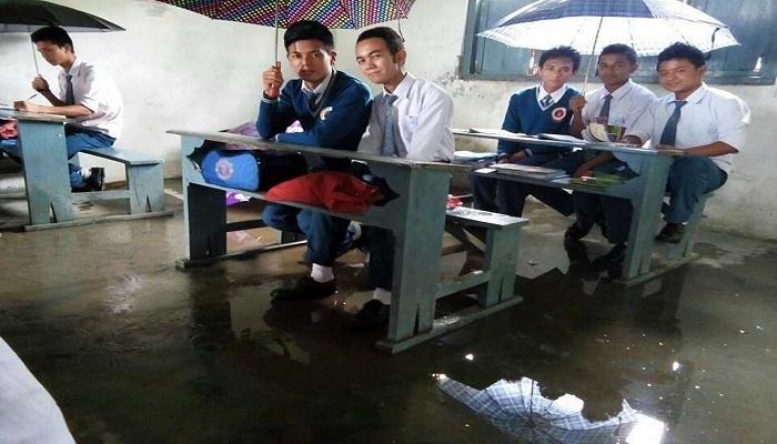 &#039;ক্লাসে&#039; বৃষ্টি পড়ছে যে, ছাতা মাথাতেই চলছে পঠনপাঠন!