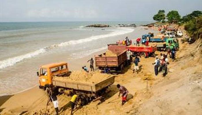 পুলিসকে টাকা দিয়ে ভুয়ো চালান দেখিয়ে অবৈধ বালির রমরমা কারবার বাঁকুড়ায়