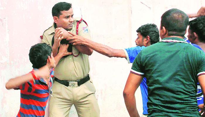 পুলিস পেটানোর অভিযোগ উঠল তৃণমূল নেতার মদ্যপ ছেলের বিরুদ্ধে
