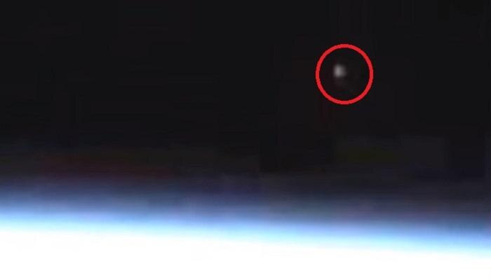 NASA-র ক্যামেরায় &#039;লাইভ&#039; ধরা পড়ল পৃথিবীর আকাশে UFO! (ভিডিও)