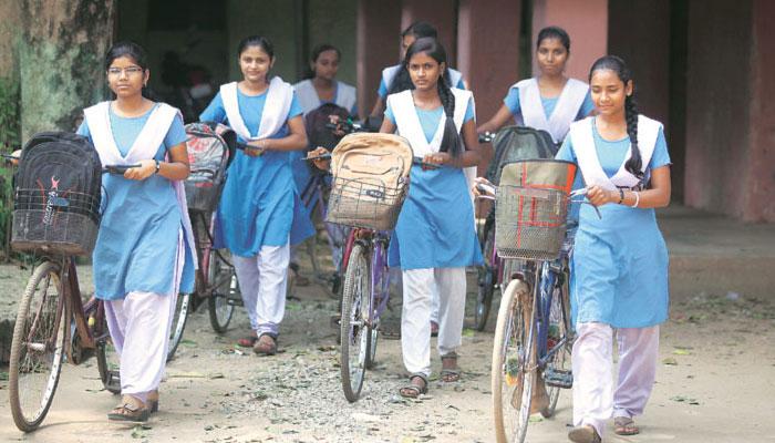 শিক্ষামন্ত্রীর ফতোয়া, ৫০-এর কম বয়সী পুরুষ শিক্ষক মেয়েদের পড়াতে পারবেন না