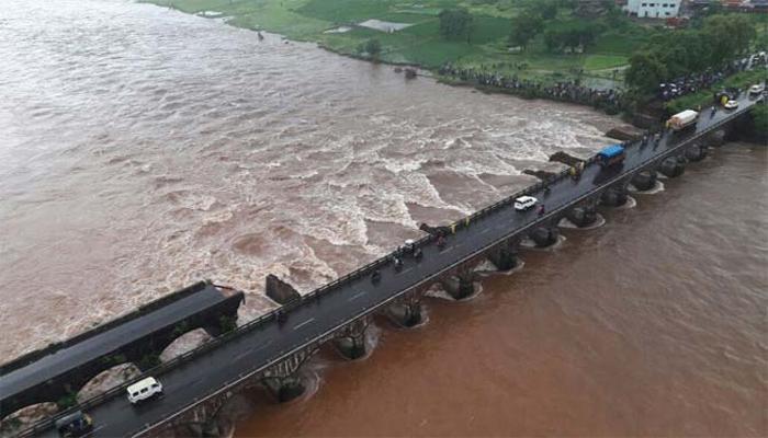 মুম্বই-গোয়া জাতীয় সড়কে ব্রিজ দুর্ঘটনায় পড়া ১৪ জনকে উদ্ধার করা হয়েছে