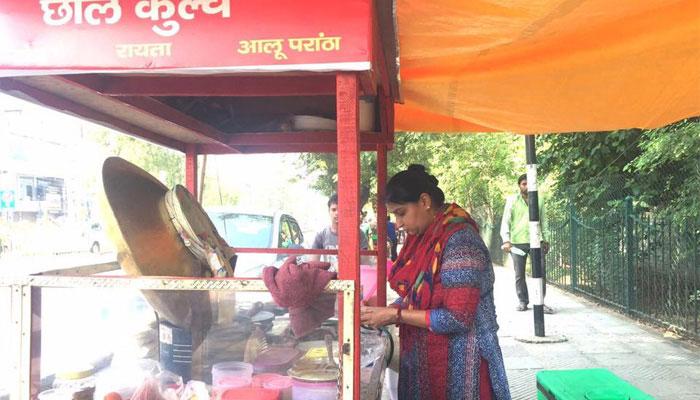 কোটিপতি শিক্ষিকা চাকরি ছেড়ে রাস্তায় স্টলে &#039;ছোলে-কুলচা&#039; বিক্রি করছেন!