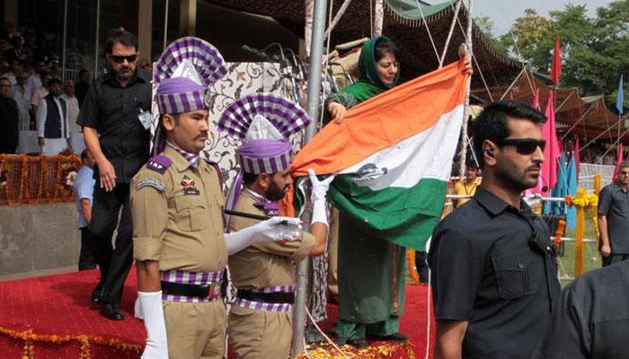 পতাকাটাই পড়ে গেল, দুই সেনা জাওয়ানের হাতে &#039;শুয়ে থাকা&#039; তেরঙ্গাকে সেলাম জানালেন মেহেবুবা মুফতি