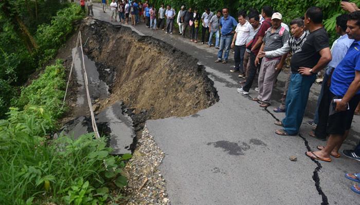 প্রাকৃতির দুর্যোগে ধস নেমে বন্ধ দশ নম্বর জাতীয় সড়ক