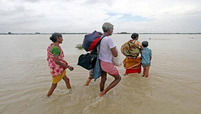 একটানা বৃষ্টিতে বিপর্যস্ত রাজ্যের অনেক জায়গার জনজীবন