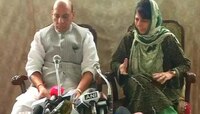 কাশ্মীরে বসে ছররার পরিবর্তের আশ্বাস দিলেন রাজনাথ; বিচ্ছিন্নতাপন্থীদের একহাত নিলেন মুফতি
