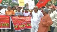 ধর্মঘট ভাঙায় মন্ত্রী দিলেন গোলাপ ফুল