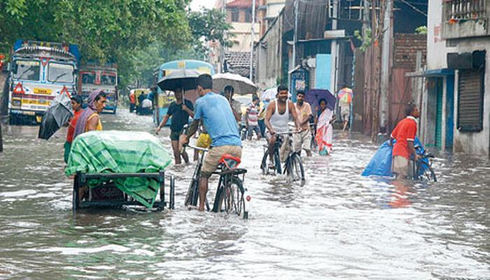 বৃষ্টি হতেই ফের জলে ডুবল হাওড়ার বিভিন্ন ওয়ার্ড