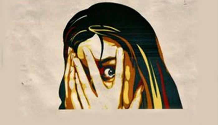  আবর্জনা ফেলার প্রতিবাদ করায় এক মহিলাকে বিবস্ত্র করে বেধড়ক পেটাল দুষ্কৃতীরা