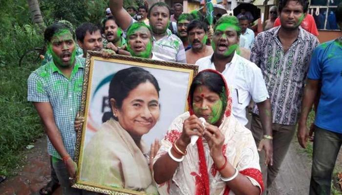  সিঙ্গুরে উত্সবের মঞ্চ থেকে জমির পরচা ও দলিল অনিচ্ছুক চাষির হাতে তুলে দেবেন মুখ্যমন্ত্রী