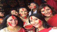 চালতাবাগানে সিঁদুরখেলায় তারকার মেলা