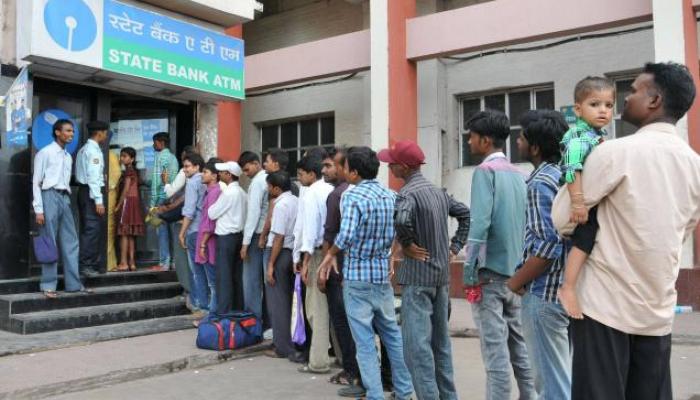 ডালহৌসিতে SBI-এর ATM-এর বাইরে এভাবেই রাখা হল লাইন 