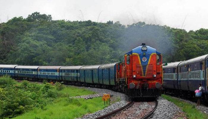 ঘন কুয়াশার জেরে ব্যাহত ট্রেন চলাচল