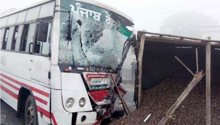 কুয়াশার জেরে দুর্ঘটনা, দাঁড়িয়ে থাকা লরির পিছনে, বাসের ধাক্কা