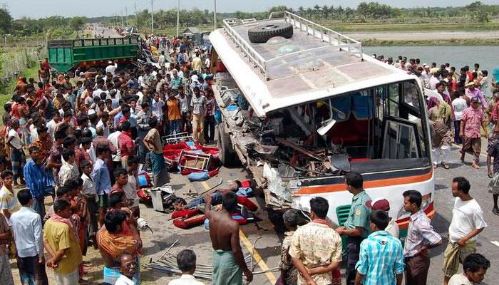 পুরী থেকে ফেরার পথে দুর্ঘটনায় লাক্সারি বাস, মৃত্যু কিশোরী সহ ৫ জনের