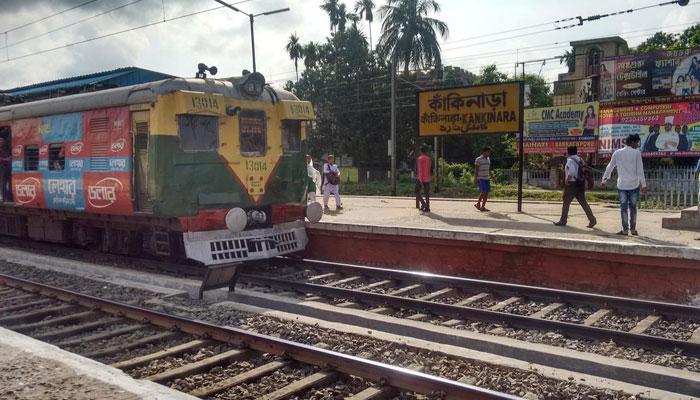 বন্ধ জুট মিল খোলার দাবিতে কাঁকিনাড়ায় রেল অবরোধ