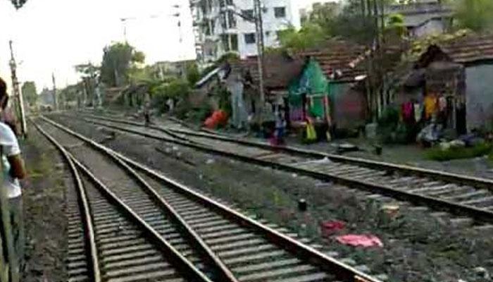 ধর্ষণে বাধা দেওয়ায় ট্রেন থেকে ফেলে দেওয়া হল তরুণীকে