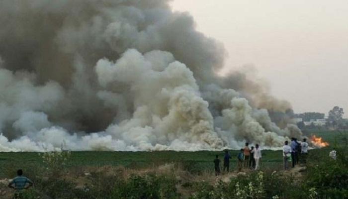 দাউ দাউ করে জ্বলছে গোটা হ্রদ, আগুন নিভবে কীভাবে?