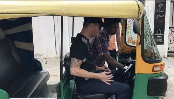  সাবলীলভাবে বেঙ্গালুরুর রাস্তায় অটো ছোটালেন ক্লার্ক
