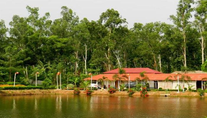 অদূরেই নিজের বাড়ি, সেখানে ঢোকার উপায় নেই মিনতি নাথের