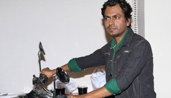  বাবুমশাই বন্দুকবাজের পোস্টার শুট, পোজ দিলেন নওয়াজ