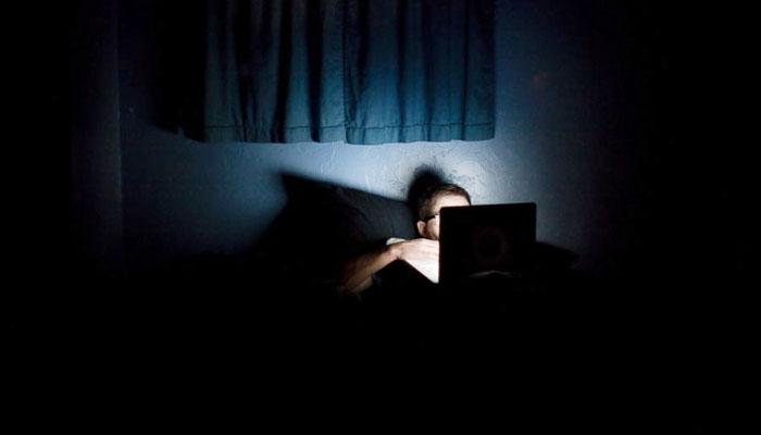 মাত্রাতিরিক্ত পর্ন দর্শনেই আপনি নিজেকে মনে করছেন 'প্রেমের অযোগ্য'!  