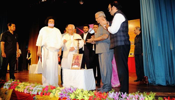  গোর্কি সদনে বই প্রকাশের অনুষ্ঠানে দুর্ঘটনার কবলে রাজ্যপাল