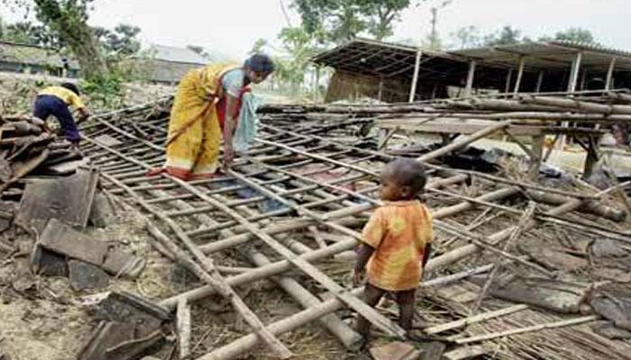 গতকালের ঝড়বৃষ্টিতে ব্যাপক ক্ষতি হয়েছে মুর্শিদাবাদের ফরাক্কা, রঘুনাথগঞ্জ ও জাঙ্গিপুরে