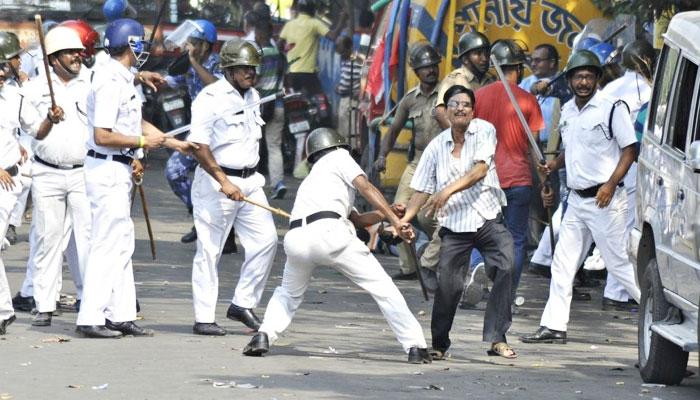 হাত দিয়ে মেরে, মুখ দিয়ে বলছে, &#039;লাগেনি তো&#039;?