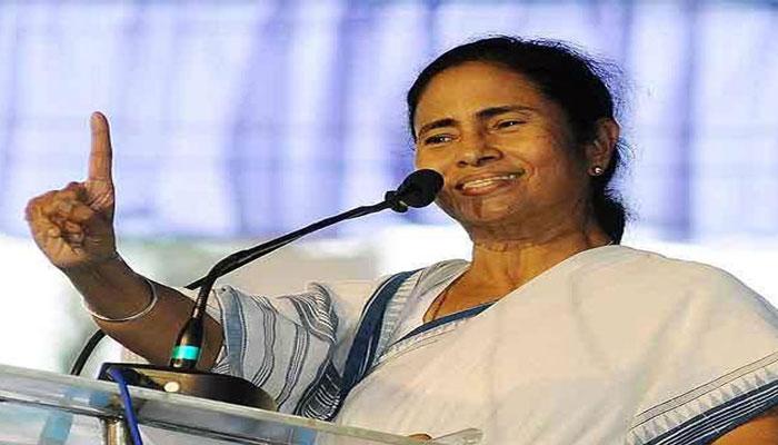 পড়ুয়াদের জনসেবার উদ্দেশ্য নিয়ে রাজনীতির আঙিনায় আসার ডাক মমতার