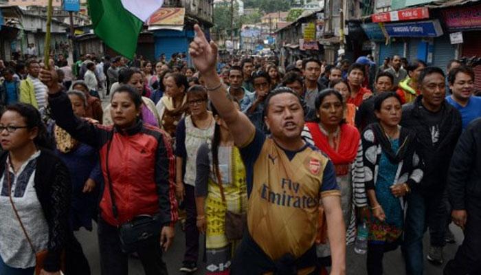 পাহাড়ে আগুন, মোর্চার মিছিল আটকালে রণক্ষেত্রর চেহারা নিল ঘুম