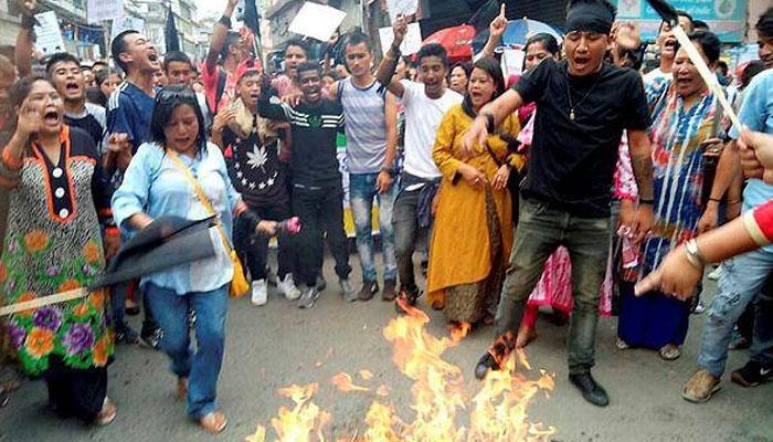 বোমা-গুলি-ইটবৃষ্টিতে তপ্ত পাহাড়