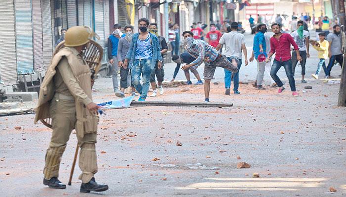 জঙ্গিনিধনের প্রতিবাদে উপত্যকায় নিরাপত্তারক্ষীদের ওপর পাথর বৃষ্টি