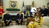 জানেন মার্কিন ফার্স্ট লেডির এই হলুদ পোশাকের দাম কত?