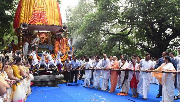 ইস্কনের রথের রশিতে টান দিয়ে উল্টোরথের সূচনা করলেন মুখ্যমন্ত্রী 