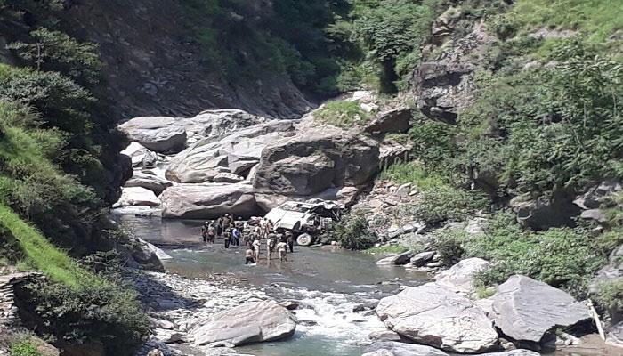 অমরনাথ তীর্থযাত্রীদের বাস খাদে পড়ে মৃত্যু হল অন্তত ১৬ জনের