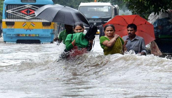 অতিবৃষ্টির ভোগান্তি কলকাতাতেও, মুরারিপুকুরে ভেঙে পড়ল পুরনো বাড়ির একাংশ