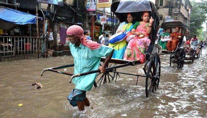 জলে ভাসছে সাঁতরাগাছির মৌখালি-মহিয়ারি রোড